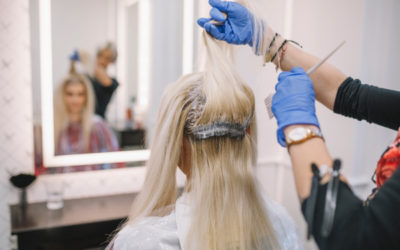 I rischi di una tinta fatta a casa: i buoni motivi per cui è meglio rivolgersi al parrucchiere
