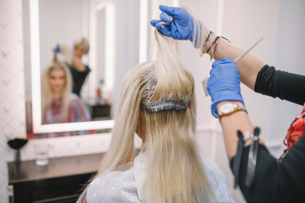 I rischi di una tinta fatta a casa: i buoni motivi per cui è meglio rivolgersi al parrucchiere