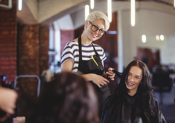Come comunicare con il tuo parrucchiere per ottenere il look desiderato