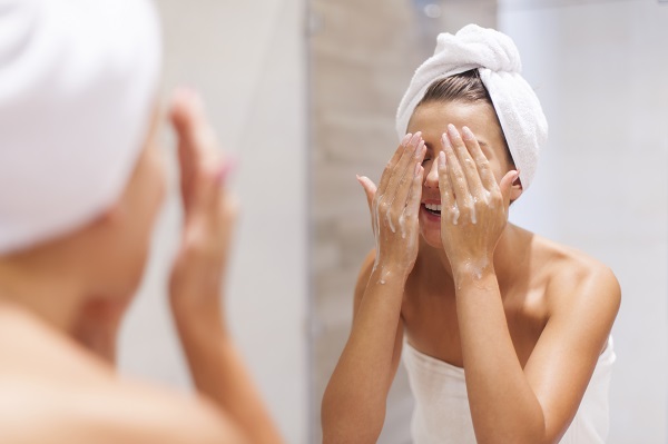 Donna si deterge il viso.