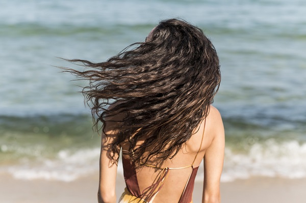 Donna con i capelli sciolti al mare.